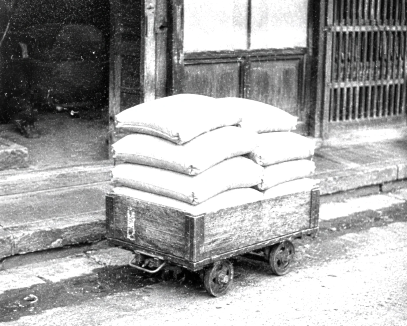 1968年、袋セメントの販売を始めた当時の写真