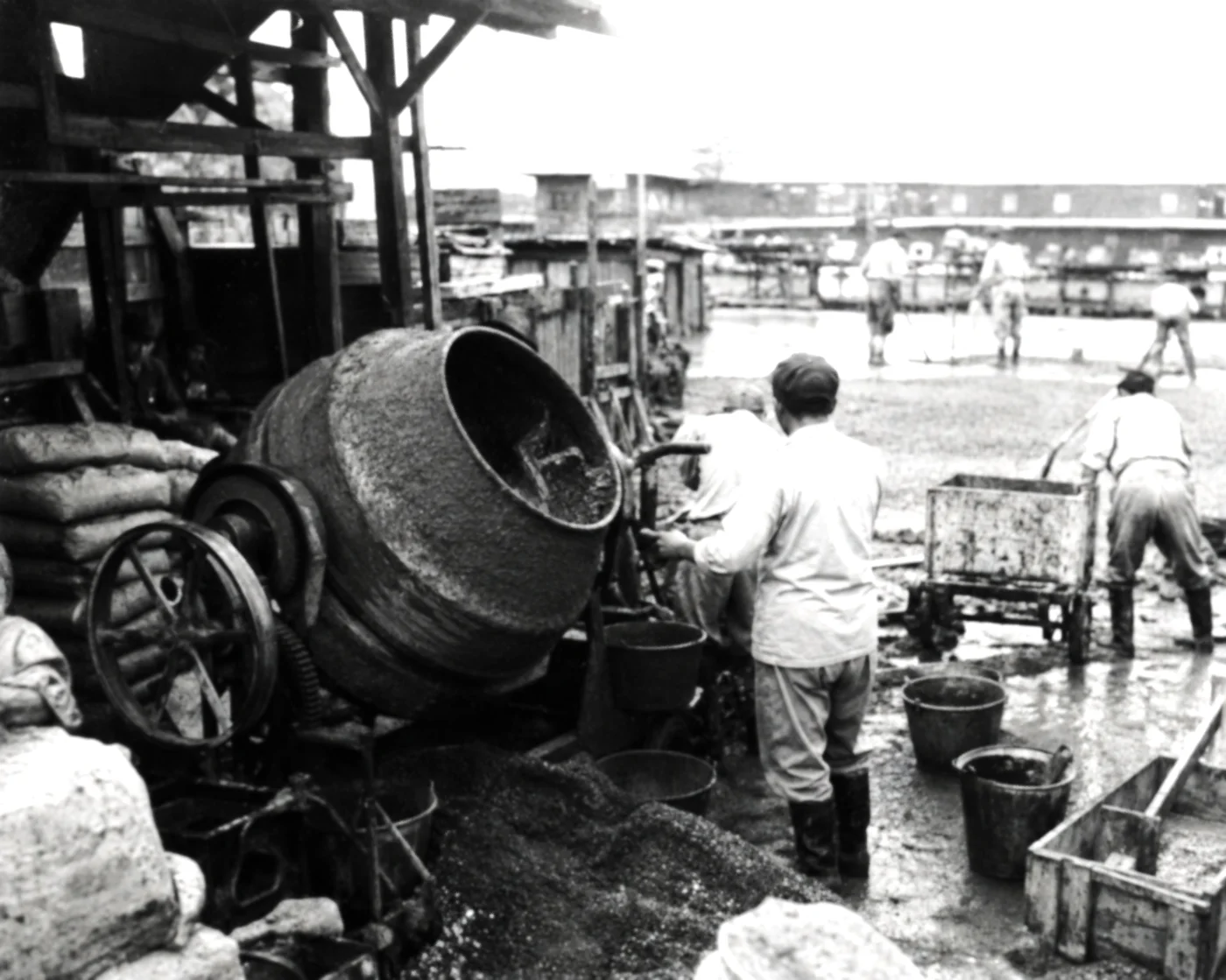 1970年、生コンの製造販売を開始した当時の作業風景