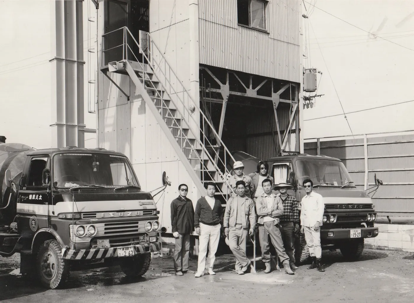 1975年、藤井寺市大井へ移転したプラントと社員