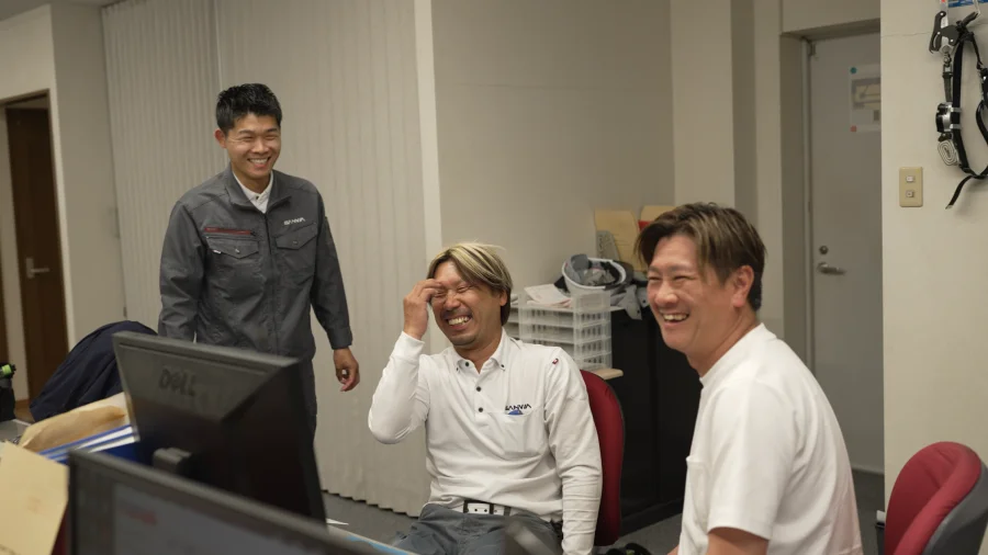 事務所で談笑する社員